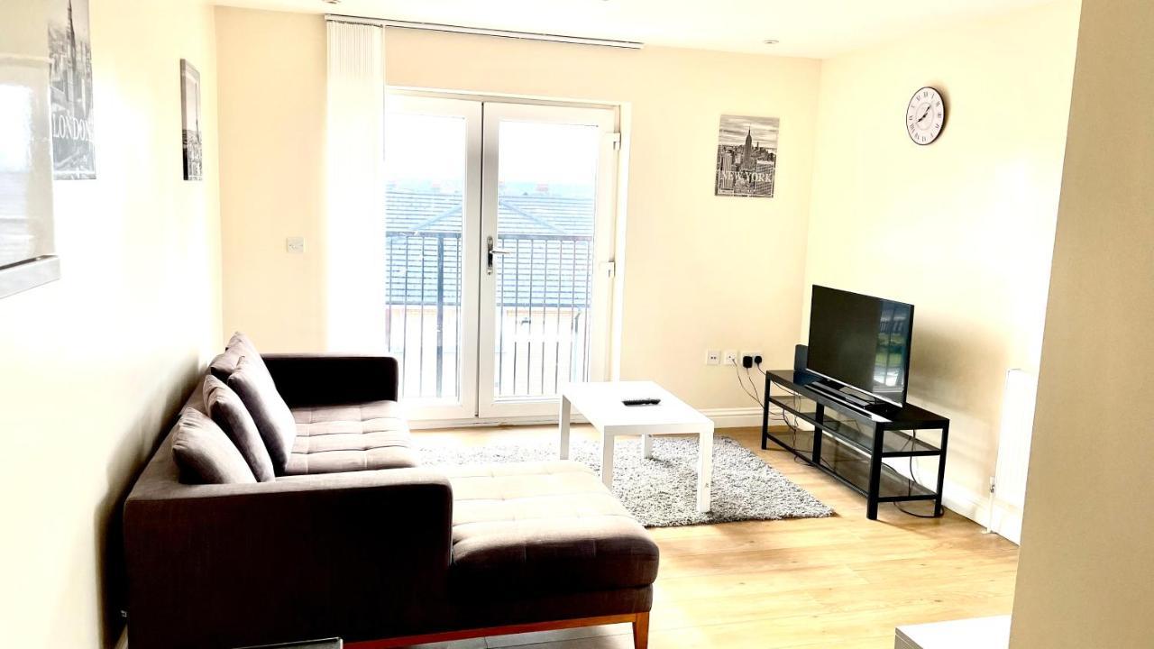Holiday Flat In Central Slough Near To London Heathrow And Windsor With Free Car Park Bagian luar foto