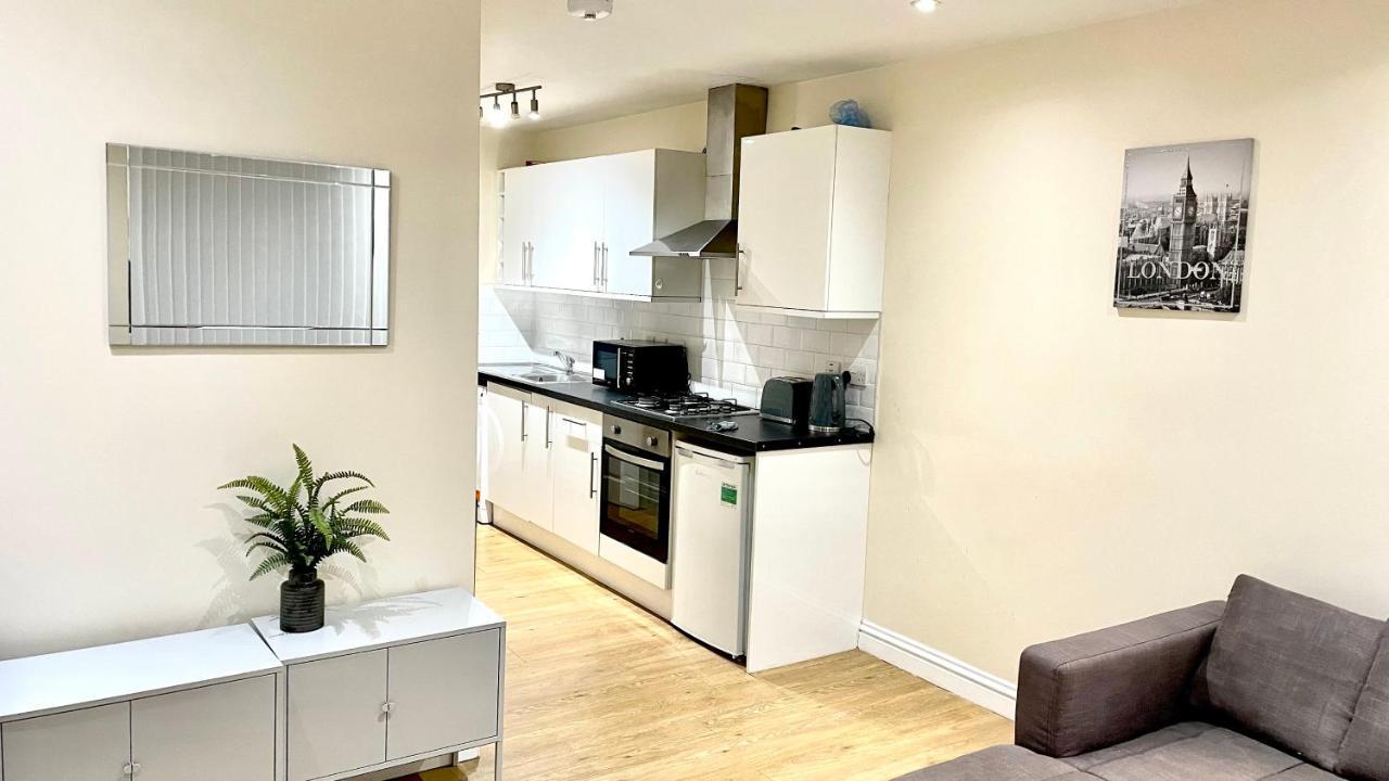 Holiday Flat In Central Slough Near To London Heathrow And Windsor With Free Car Park Bagian luar foto