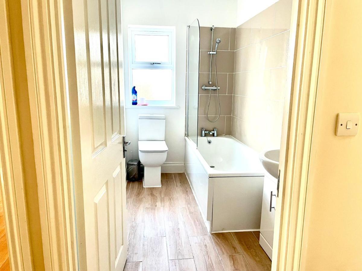 Holiday Flat In Central Slough Near To London Heathrow And Windsor With Free Car Park Bagian luar foto