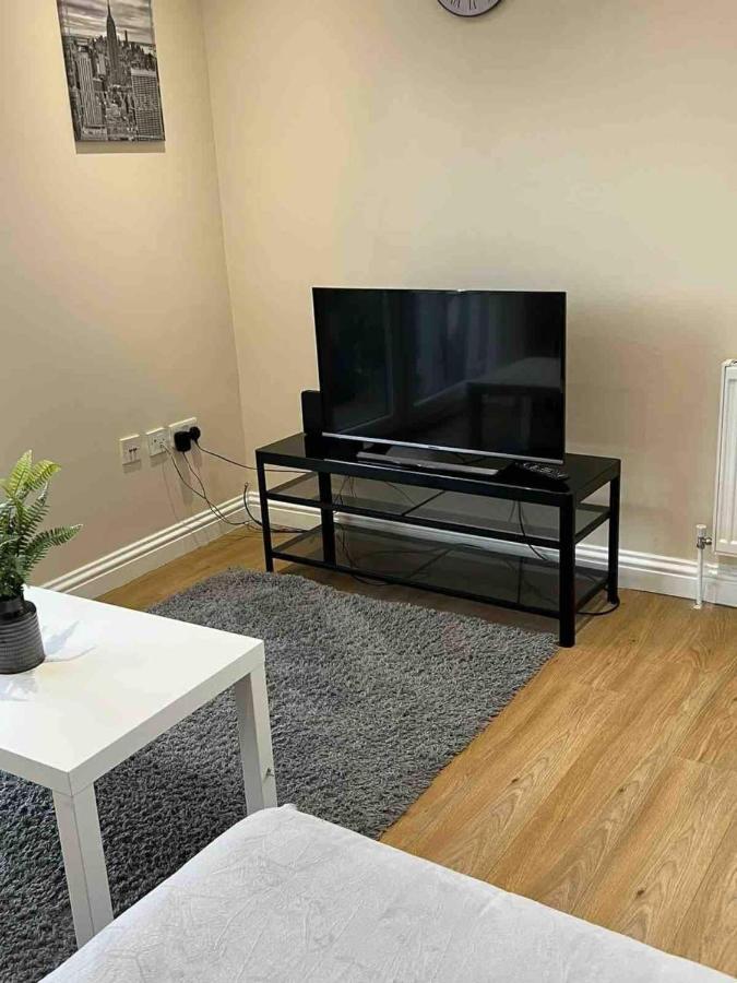 Holiday Flat In Central Slough Near To London Heathrow And Windsor With Free Car Park Bagian luar foto