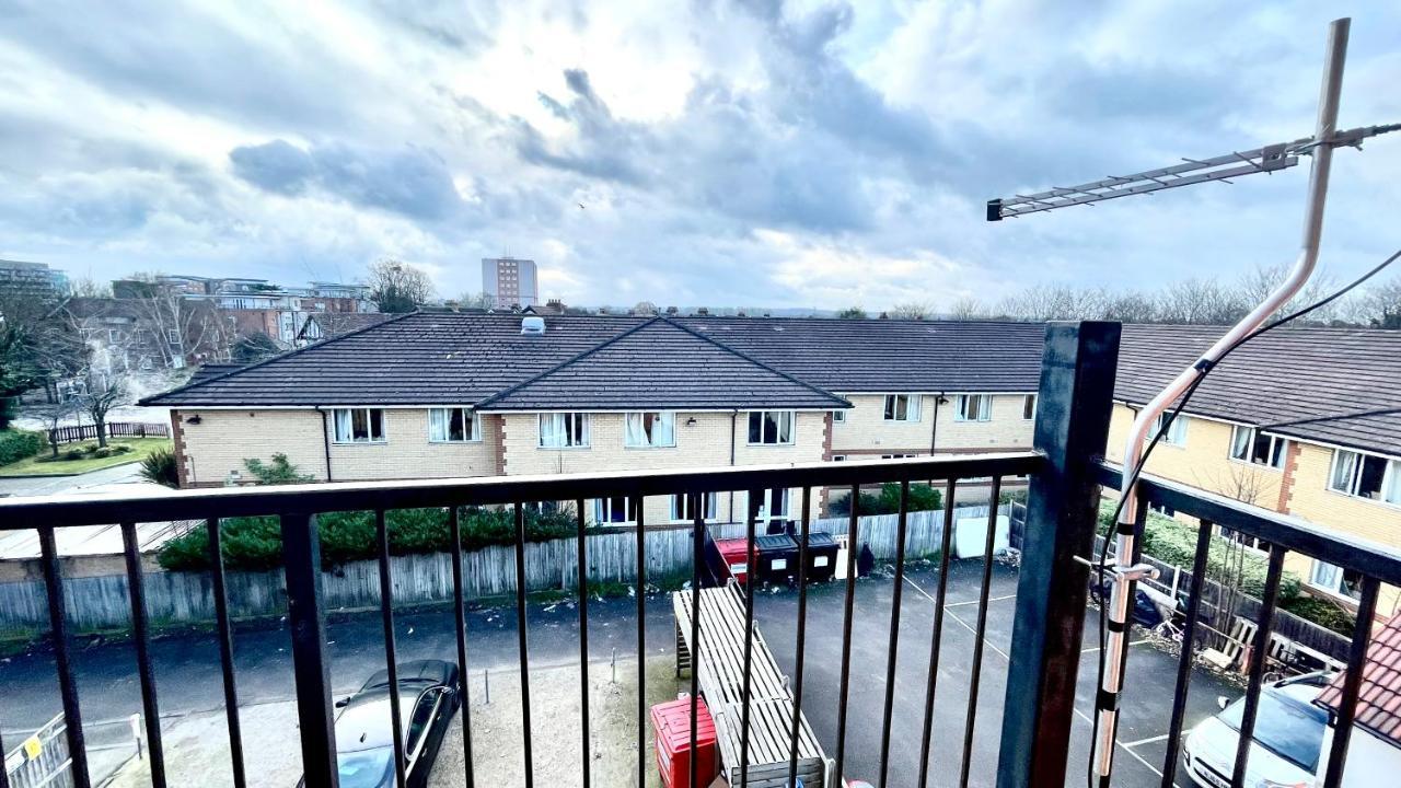 Holiday Flat In Central Slough Near To London Heathrow And Windsor With Free Car Park Bagian luar foto