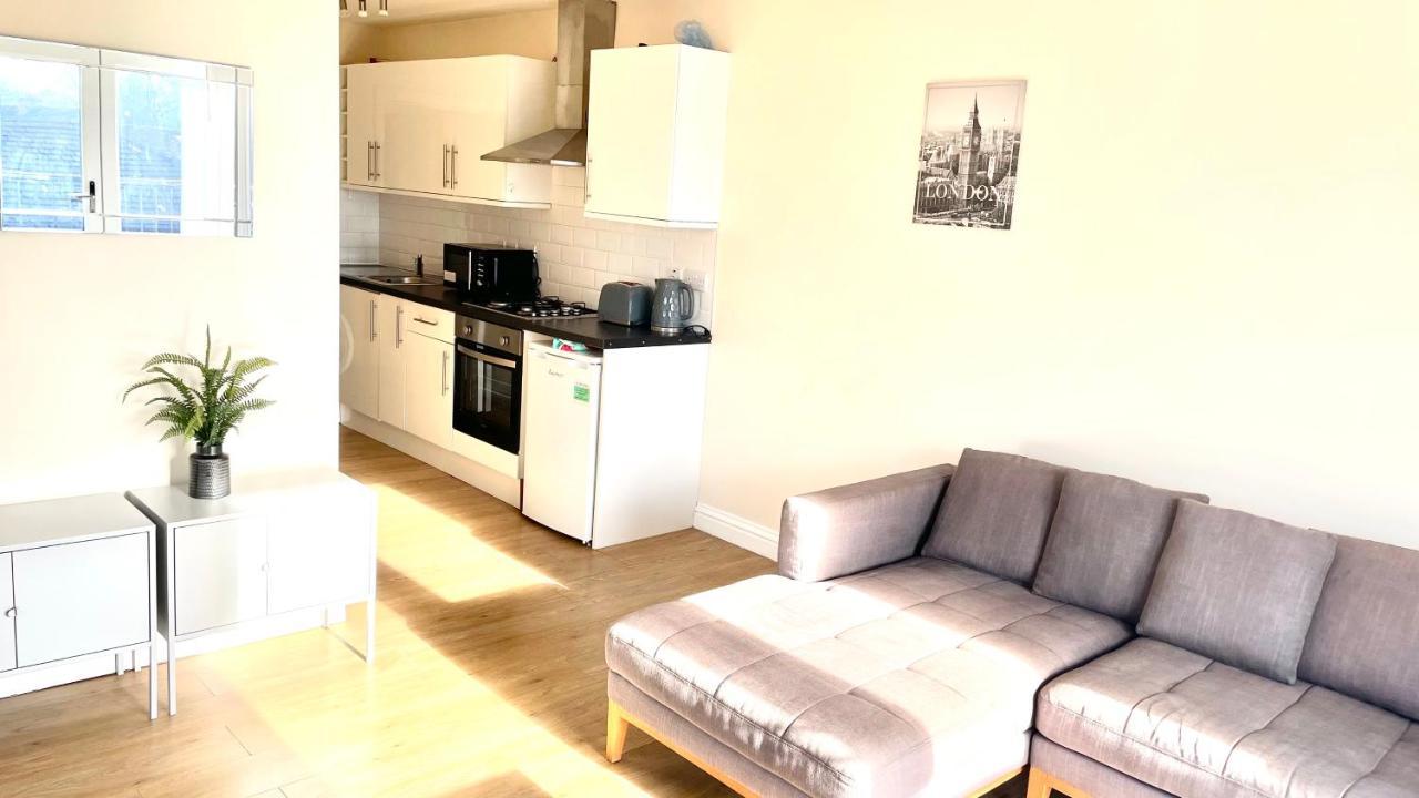 Holiday Flat In Central Slough Near To London Heathrow And Windsor With Free Car Park Bagian luar foto